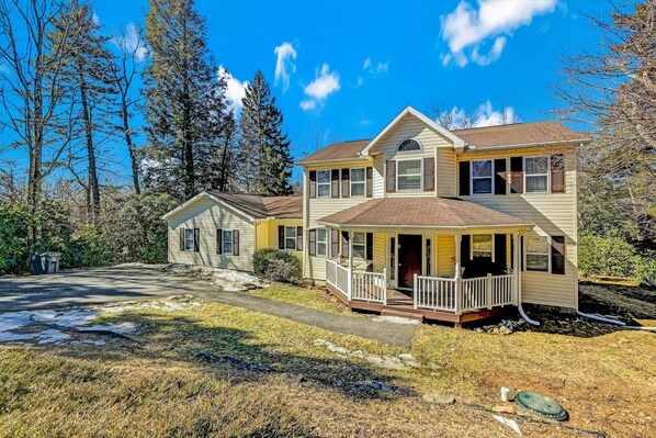 Exterior - Spacious Pocono house with private hot tub, deck, pool table - free wifi (Long Pond)