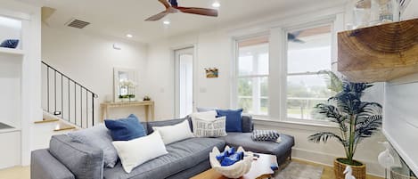 Una televisión, una chimenea