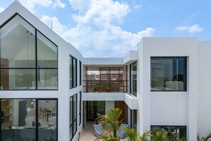 Outdoor dining - New build Villa Golden Pearl in Bali Pererenan - volcano view & pool (Kabupaten Badung)