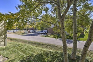Property grounds - Spacious 4-Bedroom Townhome in Avon, CO (Avon)