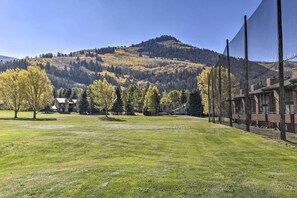 Property grounds - Spacious 4-Bedroom Townhome in Avon, CO (Avon)