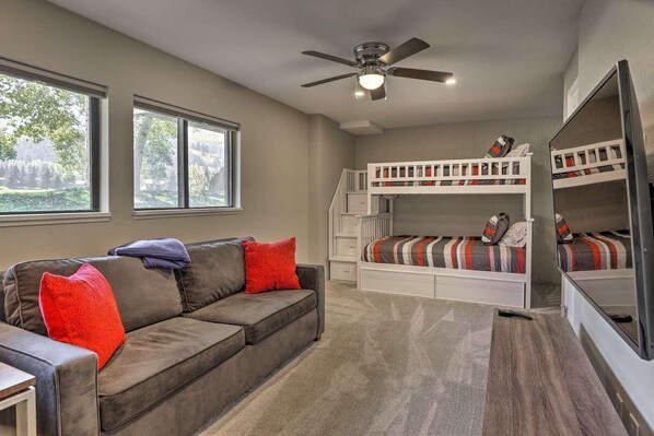4 bedrooms, iron/ironing board, Internet, bed sheets