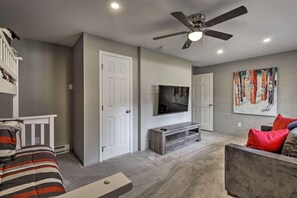 TV - Spacious 4-Bedroom Townhome in Avon, CO (Avon)