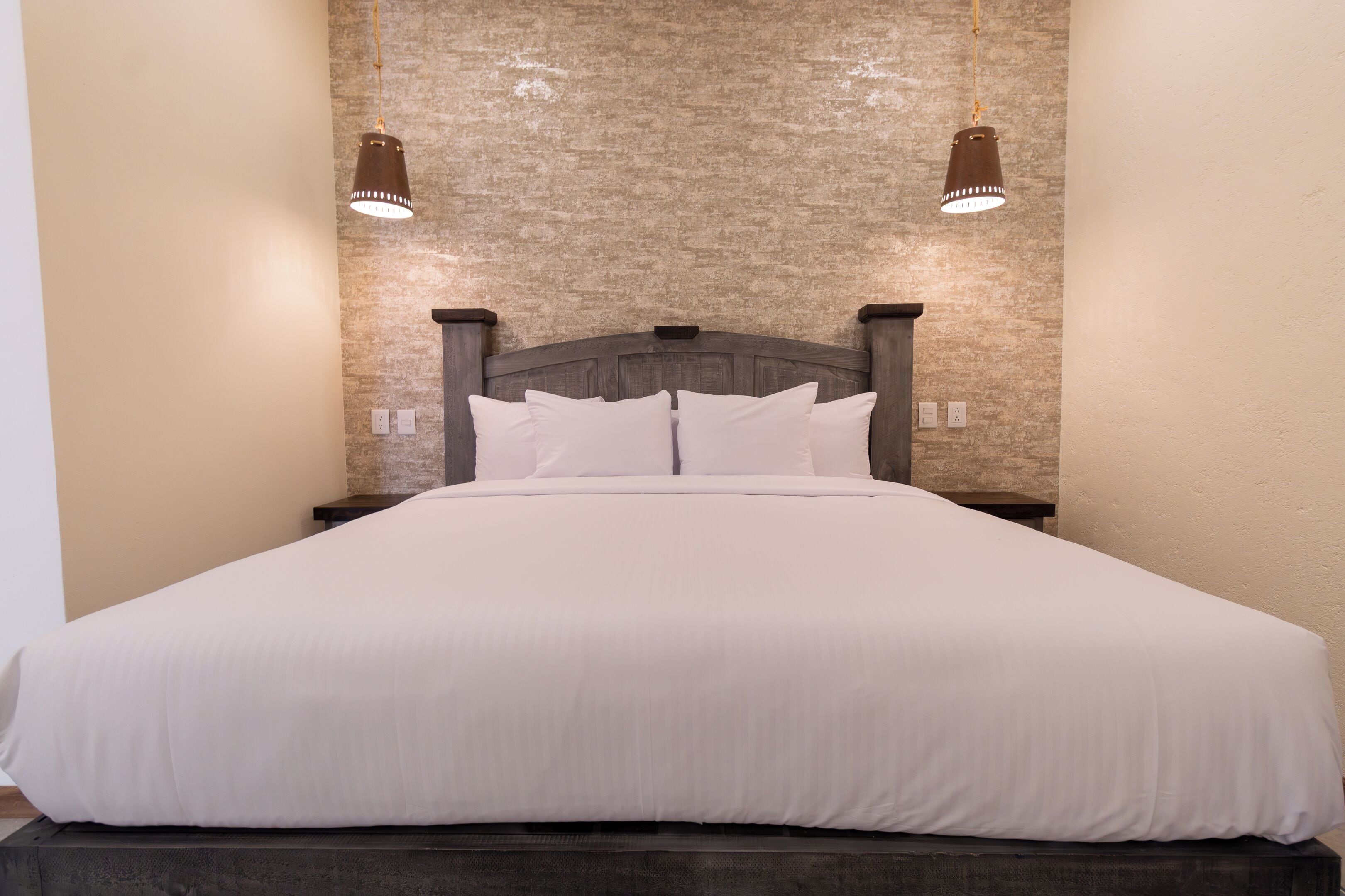 Ropa de cama de alta calidad y caja de seguridad en la habitación 