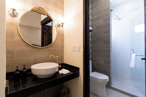 주니어 스위트 | 욕실 | 샤워 시설, 무료 세면용품, 타월, 비누