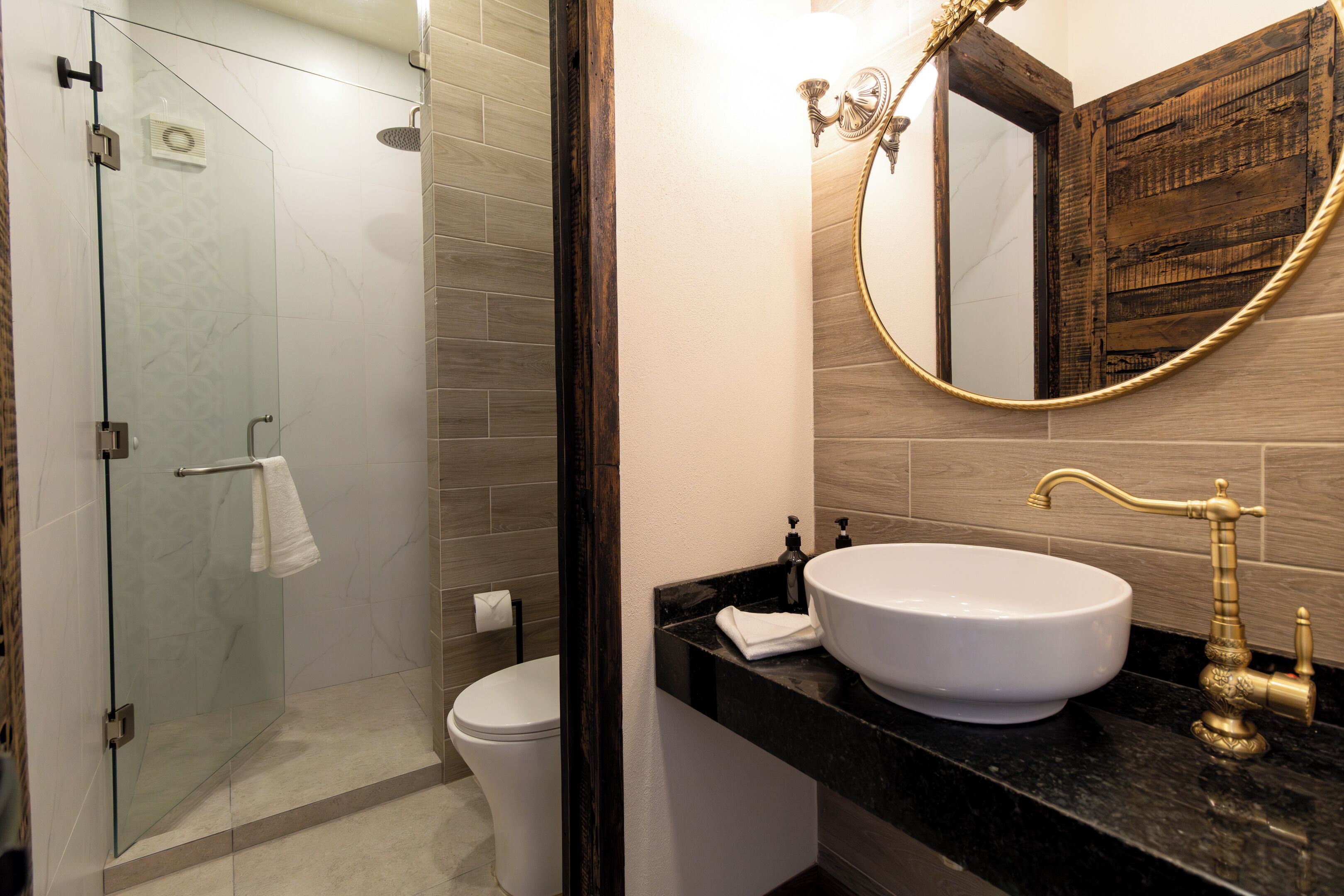 Buồng tắm vòi sen, đồ dùng nhà tắm miễn phí, khăn tắm, xà phòng 