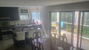 Una cocina moderna con comedor.