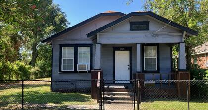 Cozy Summer House in Greater Third Ward