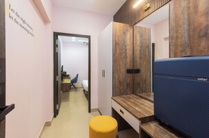 Superior-Zimmer | Hochwertige Bettwaren, Schreibtisch, laptopgeeigneter Arbeitsplatz