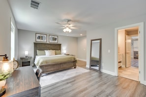 1 bedroom, travel cot, Internet, bed sheets - 1 Block to Main St & River: Downtown Helen Condo (Helen)