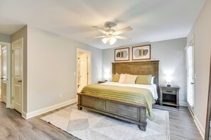 1 bedroom, desk, travel cot, Internet - Walk to Main St & River: Downtown Helen Condo (Helen)