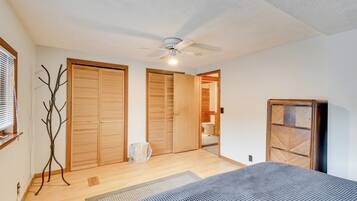 3 habitaciones, escritorio y tabla de planchar con plancha