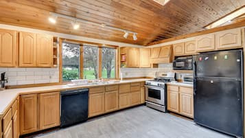 Fridge, microwave, stovetop, dishwasher