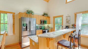 Fridge, microwave, stovetop, dishwasher
