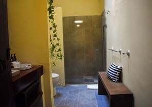 Asciugacapelli, sapone, carta igienica