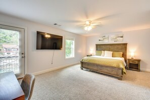 1 bedroom, travel cot, Internet, bed sheets - < 1 Mi to Tubing: Sleek Condo in Downtown Helen (Helen)