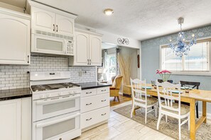 Réfrigérateur, micro-ondes, plaque de cuisson, lave-vaisselle