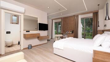 Quarto triplo superior, vista para o jardim | Frigobar, cofres nos quartos, cortinas blackout