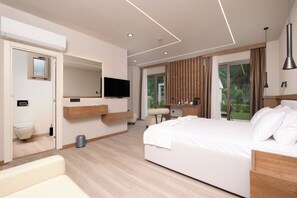 Habitació triple superior, vistes al jardí | Minibar, caixa forta a l'habitació i cortines opaques 