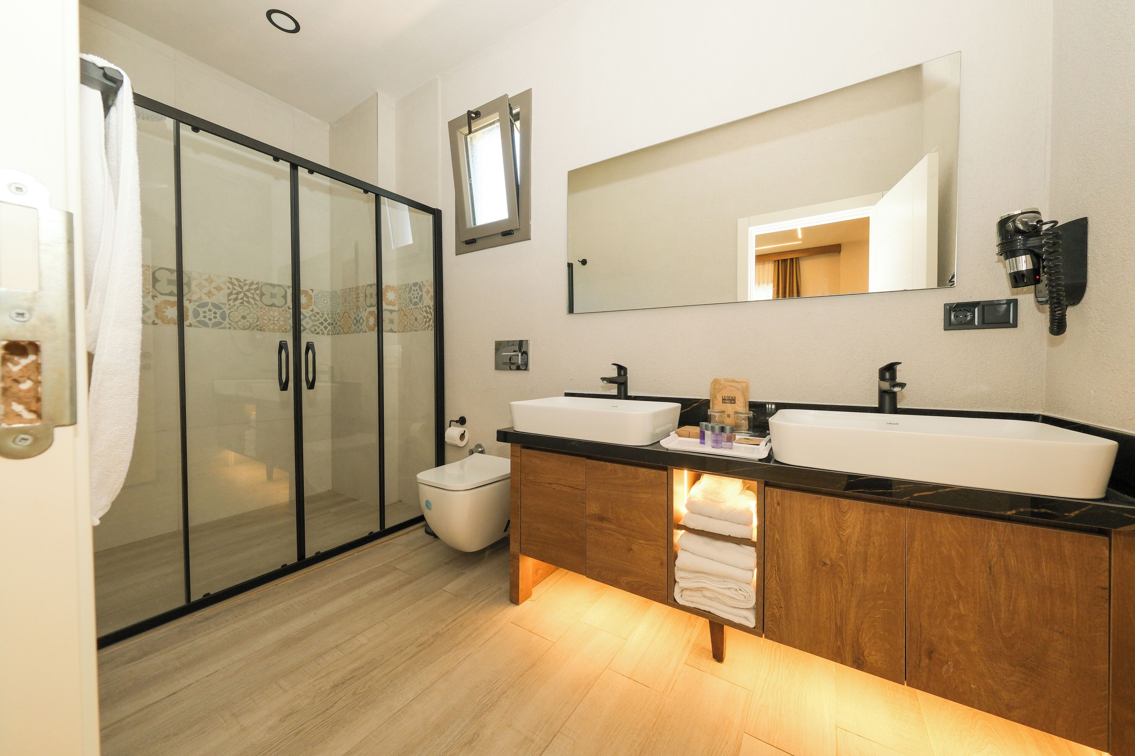 Premium-Studio, Gartenblick | Badezimmer | Haartrockner, Bademäntel, Hausschuhe, Handtücher