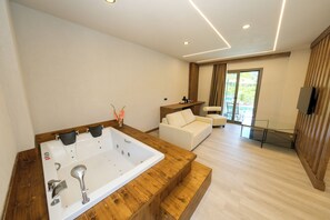 Premium Studio, Garden View | Living area | 42-inch LED TV with satellite channels - Casa Dila (Marmaris)