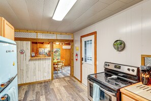Kühlschrank, Mikrowelle, Herdplatte, Wasserkocher mit Kaffee-/Teezubehör