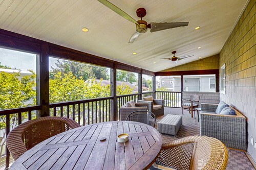 Town of Rehoboth Beach pet friendly house w/deck close to beach