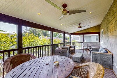 Town of Rehoboth Beach pet friendly house w/deck close to beach