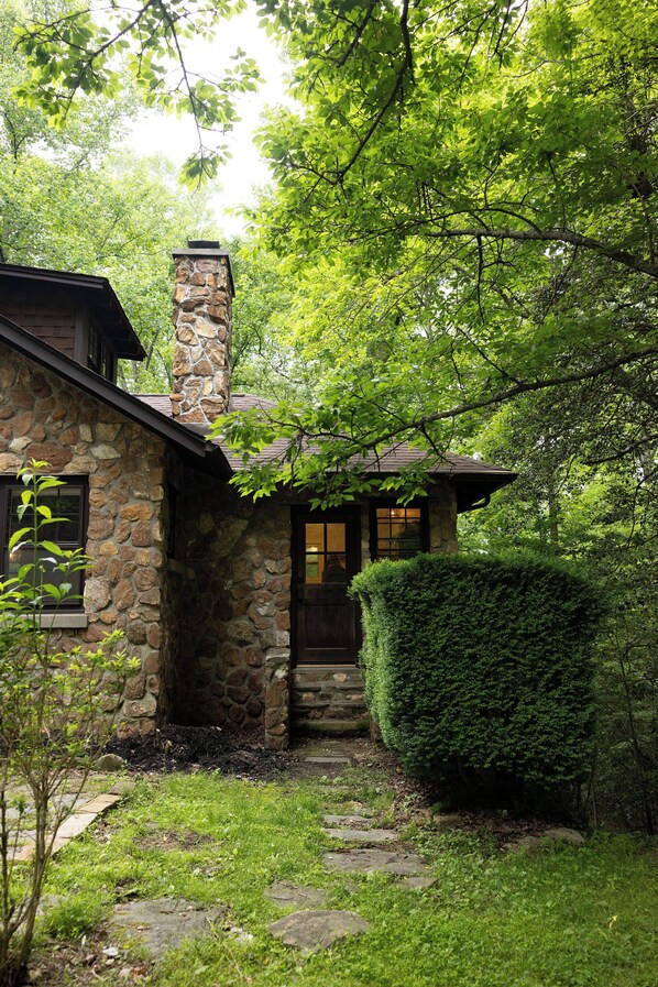 Exterior - Stonegate • Mountain Retreat•Sleeps 12 • 4BR/4BA • 3+ acres of peace and quiet! (Hendersonville)