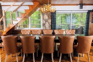 Dining - Stonegate • Mountain Retreat•Sleeps 12 • 4BR/4BA • 3+ acres of peace and quiet! (Hendersonville)