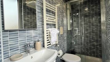 Dusche, Haartrockner, Bidet, Handtücher
