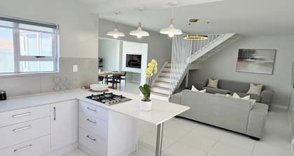 3-bedroom townhouse in tranquil Walvis Bay with, WiFi and modern finishes.