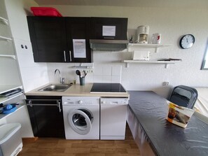 Een koelkast, een magnetron, een vaatwasser