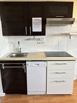 Wasserkocher mit Kaffee-/Teezubehör, Kühlschrank, Mikrowelle