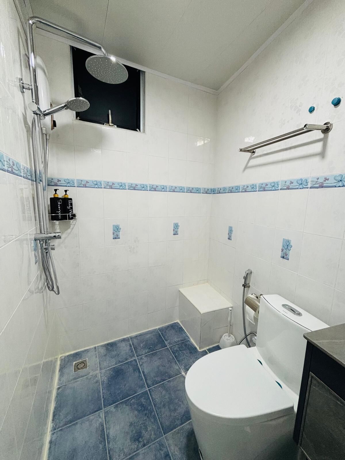 Dusche, Handtücher, Seife, Toilettenpapier