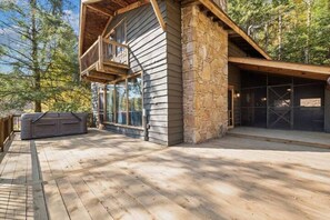 Terrace/patio - Mountain House -Black Diamond Chalet (Champion)