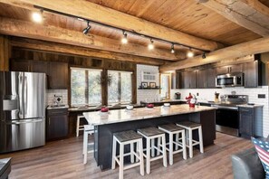 Fridge, microwave, oven, stovetop - Mountain House -Black Diamond Chalet (Champion)