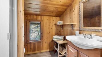 Dusch, hårtork, handdukar och tvål