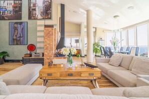 TV, fireplace