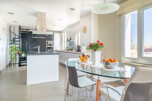 Kühlschrank, Mikrowelle, Ofen, Geschirrspüler