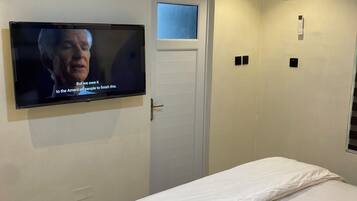 1 bedroom, desk, iron/ironing board, WiFi