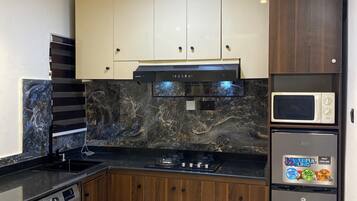 Fridge, microwave, stovetop, dishwasher