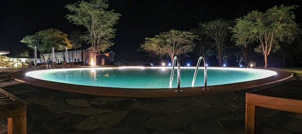 Outdoor pool, open 8:00 AM to 7:00 PM, pool umbrellas, sun loungers - Mumba Lodge by Flow (Cuvango)