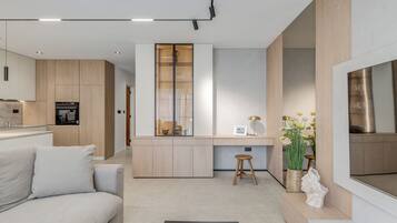 Deluxe-Villa | Wohnbereich | 100-cm-Flachbildfernseher mit Kabelempfang