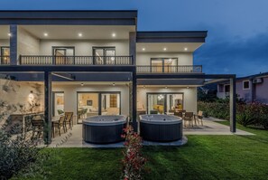 A modern two-story house with a covered patio, hot tubs, and a well-maintained lawn. - Villa Casa Di Mare - Green Garden Villas (Seget Donji)