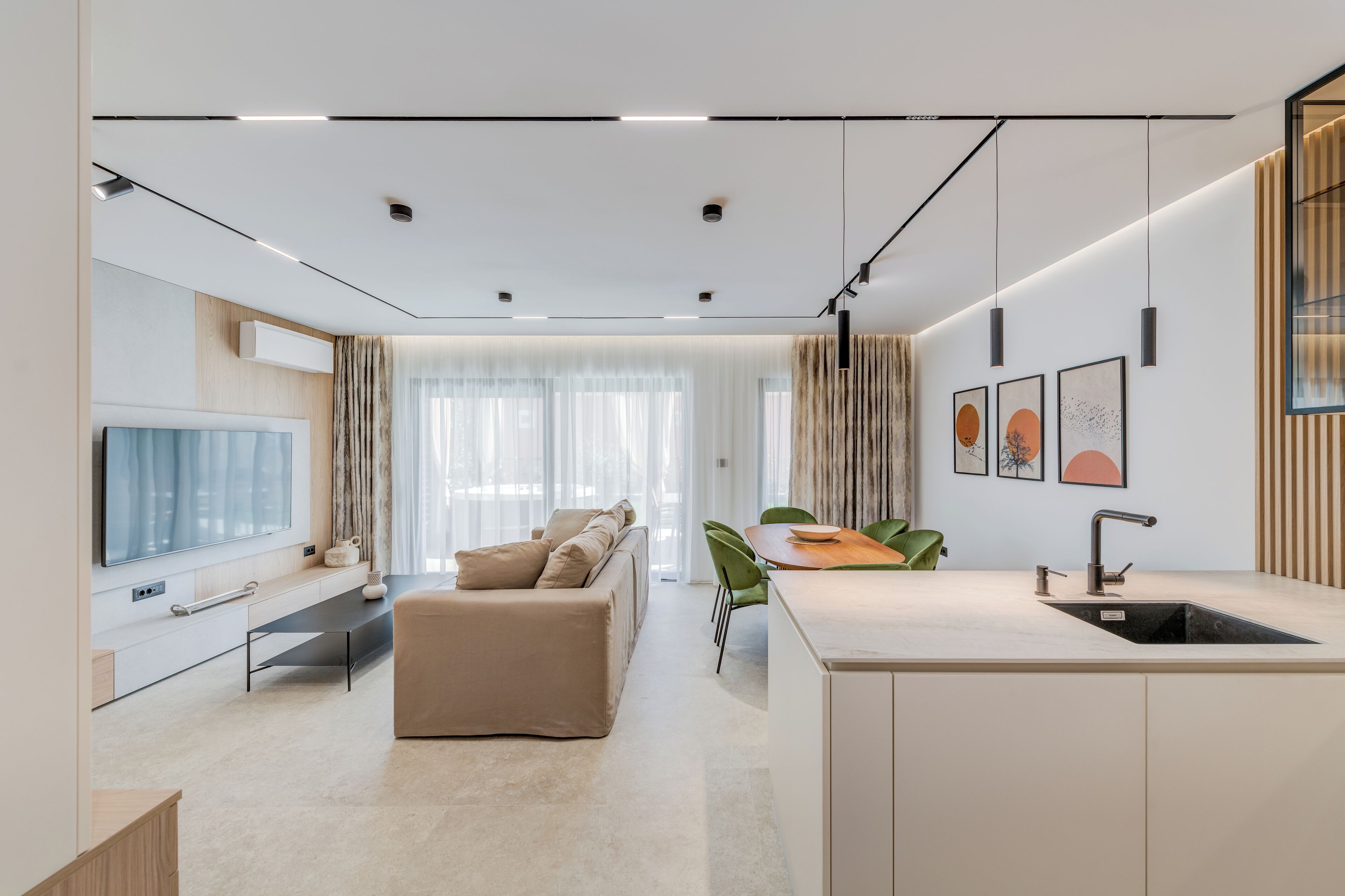 Villa – deluxe | Oppholdsområde | En 100-centimeters Flatskjerm-TV med kabel-kanaler