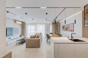 Villa Deluxe | Coin séjour | Télévision à écran plat de 100 cm avec chaînes par câble