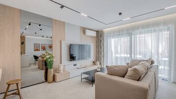 Deluxe-Villa | Wohnbereich | 100-cm-Flachbildfernseher mit Kabelempfang