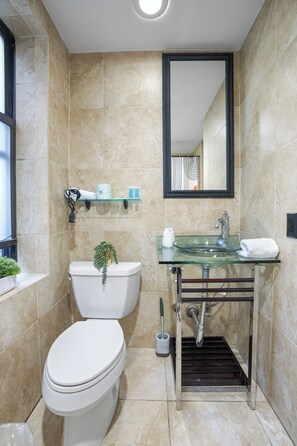 Sèche-cheveux, serviettes fournies, savon, papier toilette