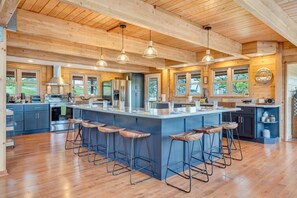 Fridge, microwave, oven, stovetop - Great Lake Escape - Sleeps 10 -Allows 1 dog (Goodview)